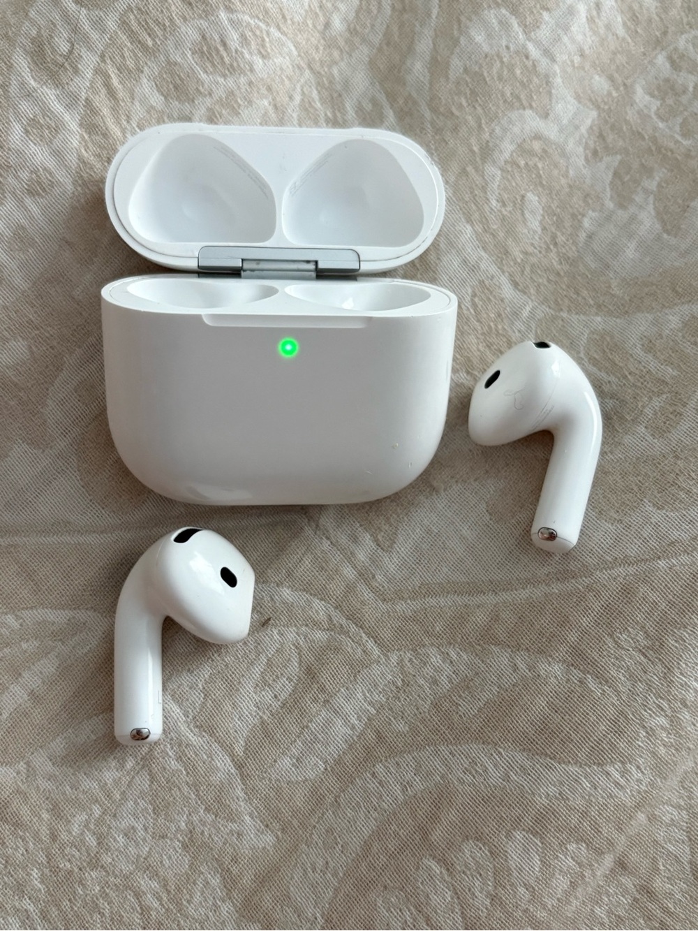 Apple White Wireless Earbuds with Charging Case